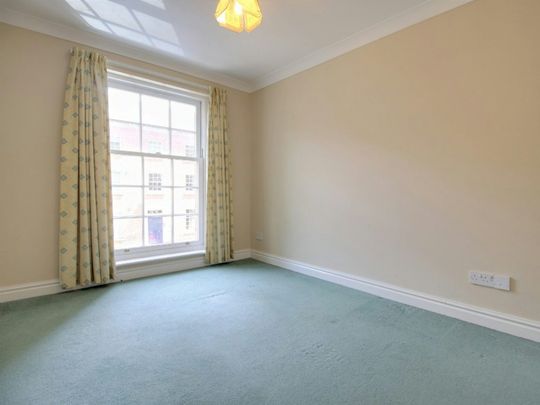 Flat to rent on - Photo 1