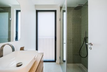 Moradia T6 de arquitetura moderna inserida no Golfe de Oeiras