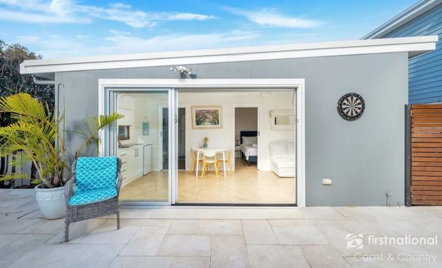 Stunning Fully Furnished House with Water Views and Separate 1 bedroom Granny Flat - Photo 1