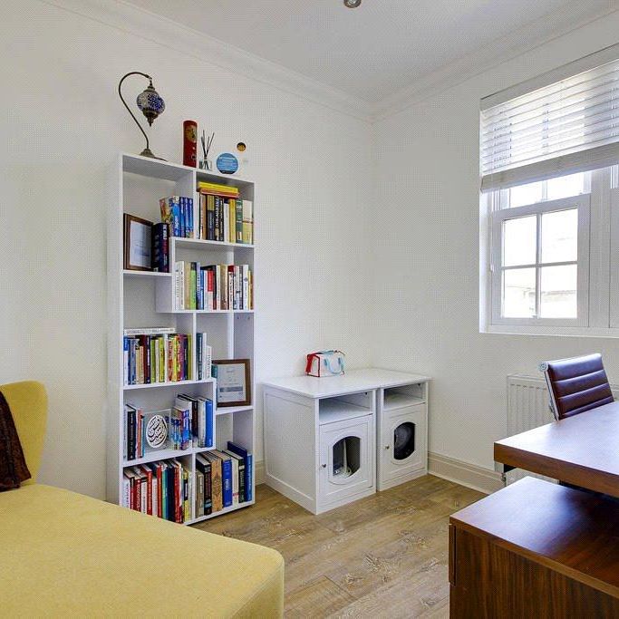 3 bedroom house in London - Photo 1