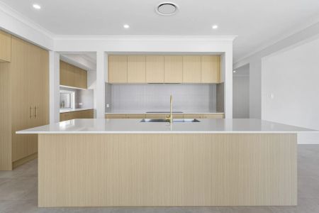Five Bedroom Luxury Lakefront Residence with Private Jetty, Pontoon & Resort-Style Living Contact Julie Sykes 0438 050 110 - Photo 5