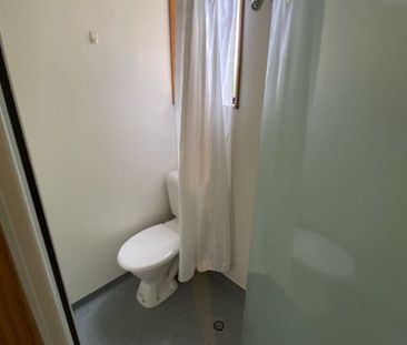 Centrally located boarding house room - Photo 5