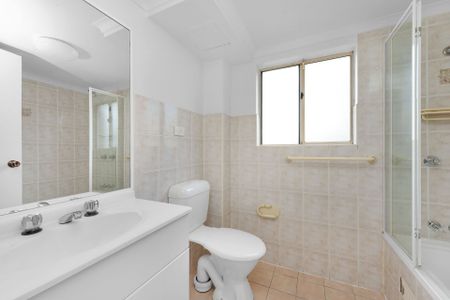 Spacious And Centrally Positioned - Photo 4