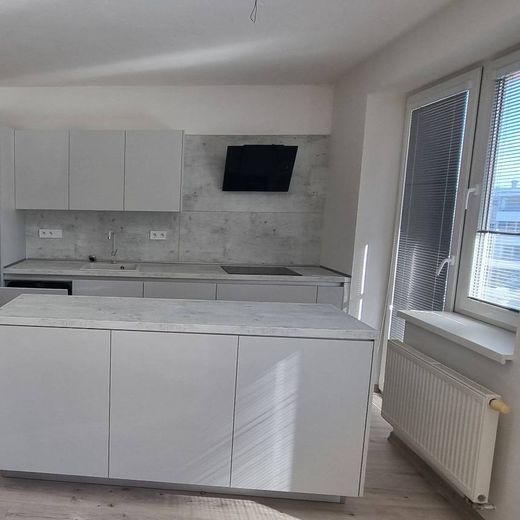 Na prenájom veľmi pekný a priestranný 3 izbový byt v Nových Zámkoch - Photo 1