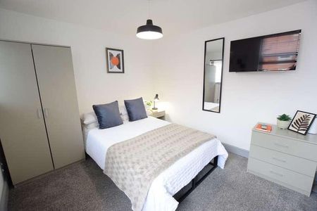 Bed // Student Flat // Bills Inc, LN2 - Photo 4