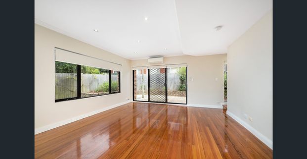 Spacious Three Bedroom Townhouse In Marrickville - Photo 1