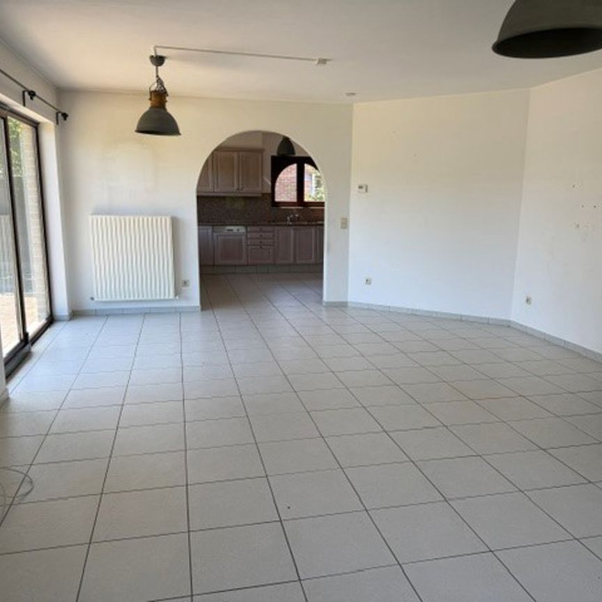Ruime woning in Spaanse stijl met drie slaapkamers. - Photo 1