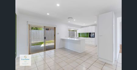 VIEWS TO STRADBROKE ISLAND... DUCTED AIR-CONDITONING IN ALL ROOMS... FANS TO ALL ROOMS... DISHWAHSER... BATH... REMOTE LOCK UP GARAGE... - Photo 4