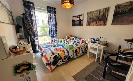 2 Bedroom flat to rent in Westmead Court, Adenmore Road, SE6 - Photo 4