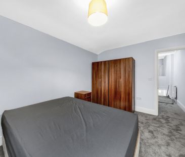 First Floor Flat - Photo 5