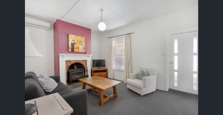 Open the Door To Character and Small Town Atmosphere - Photo 2