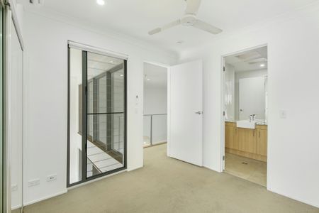 TWO WEEKS RENT FREE! Perfectly Positioned Prestige Apartment - Photo 3