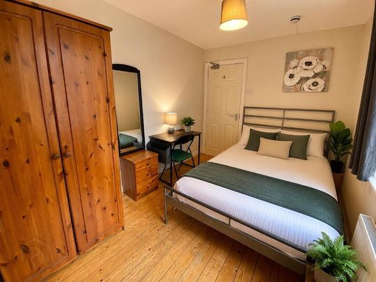 Donegall Road, En-Suite Room 4, ROOM 2. All Utility Bills Included, Belfast, BT12 5NB - Photo 1