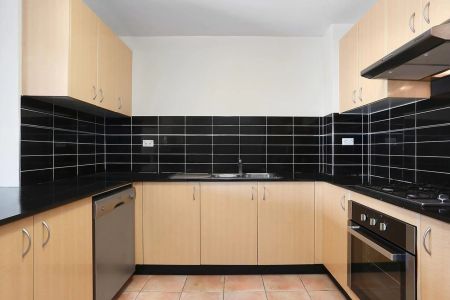 PERFECT LOCATION – 2 BEDROOM APARTMENT WITH AIR CONDITIONING. - Photo 3