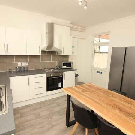 1 bedroom in a house share to rent - Photo 3