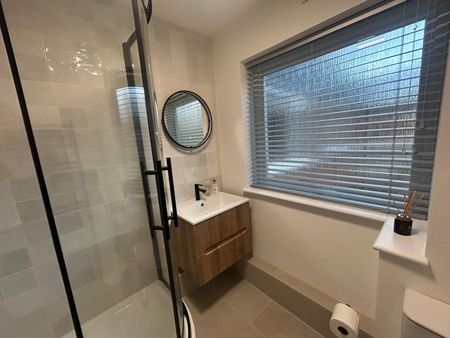 Rosetrees, Guildford, Surrey, GU1 - Photo 2