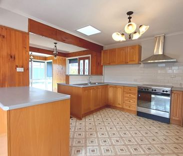 Large 4 Bedroom Home - Gardening Included!! - Photo 4