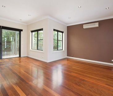 Beautiful Townhouse In Great Neighbourhood - Photo 2