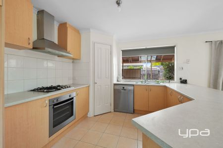 SPACIOUS FAMILY HOME ON A LARGE 690m² BLOCK - Photo 5