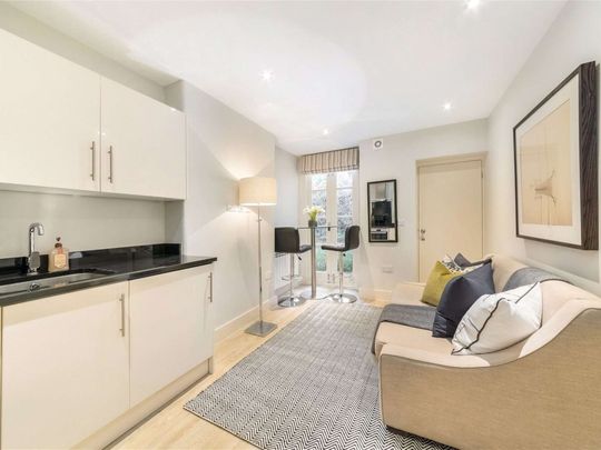A modern one bedroom lateral flat located in a secure period building in the heart of Mayfair. - Photo 1