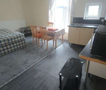 2 Bed Flat, Seymour Grove, M16 - Photo 3