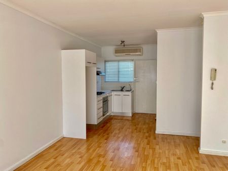 Appealing Unit With Two Private Courtyards - 5 MONTH LEASE - Photo 5