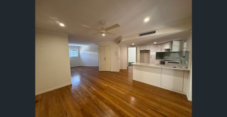 THREE BEDROOM APARTMENT IN PRIME LOCATION - Photo 5