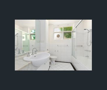 HAS IT ALL ! - Photo 2