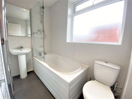 3 bedroom flat to rent - Photo 2
