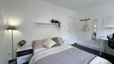 Room in a shared 7-bedroom apartment for rent in Quintana, bills included, professionals and students only. - Photo 3
