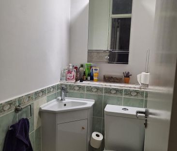 1 bedroom in a flat share to rent - Photo 4