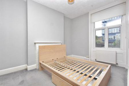 3 bedroom flat to rent - Photo 5