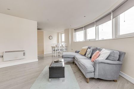 2 bedroom flat to rent - Photo 2