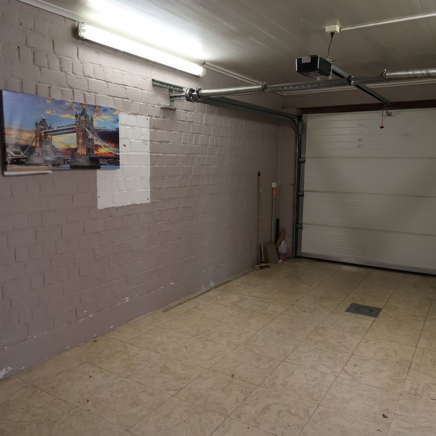 Halfopen huurwoning in het centrum van Izegem met garage - Foto 1