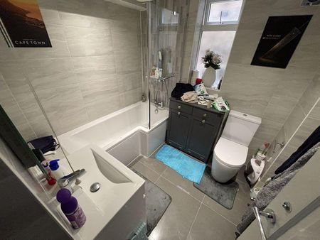 4 bedroom semi-detached house to rent - Photo 5