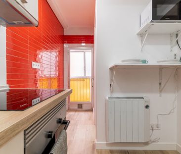 Spacious&nbsp;room with balcony in Calle Paseo de Moreras - Photo 5