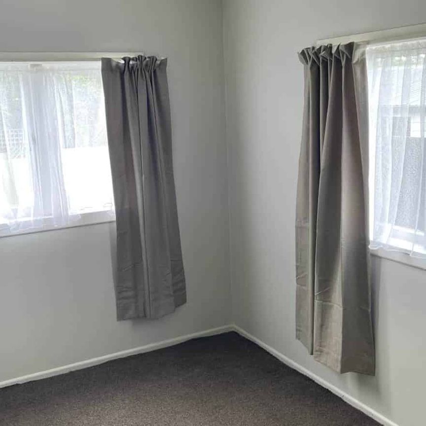 Spacious home, Mt Albert location $700.00 per week - Photo 1