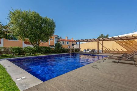 Semi-detached 3BR home in quiet condo with pool, Estoril. - Photo 2