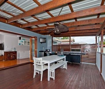 QLD Cottage With Large Entertainers Deck Overlooking the Stunning I... - Photo 3