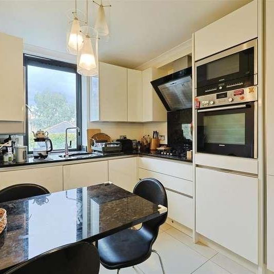 Warwick House, Windsor Way, London, W14 - Photo 1