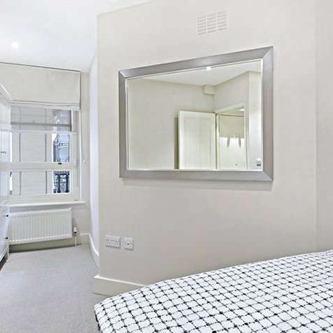 A one bedroom apartment situated on the second floor of a period building conveniently located for all the amenities of Oxford Street. - Photo 1