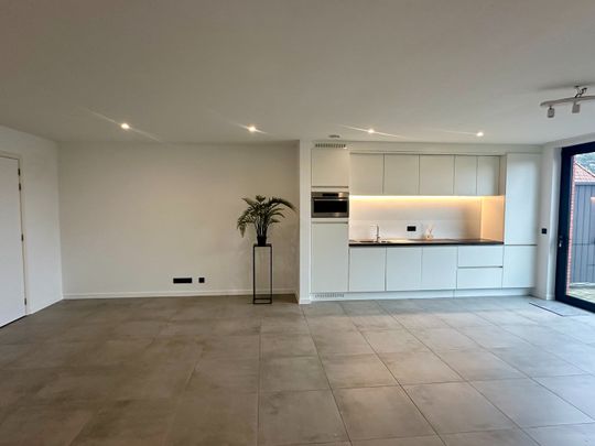 Prachtig gelijkvloers appartement met ruim terras en privatieve tuin - Photo 1