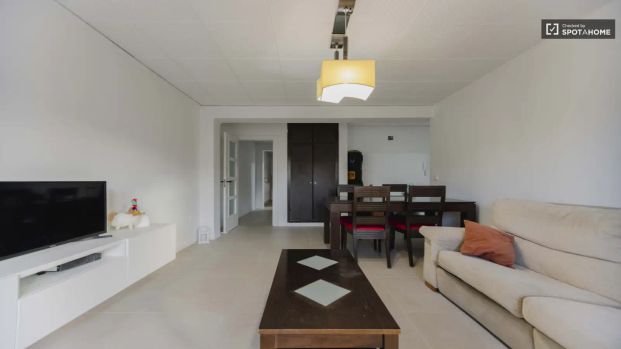 Single Bed in Rooms for rent in 4-bedroom apartment in Carrer de Lorenç Palmireno - Photo 1