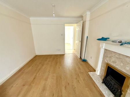 2 Bedroom Flat / Apartment - Lodge Road, Southampton - Photo 5