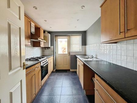 2 bedroom maisonette to rent - Photo 2