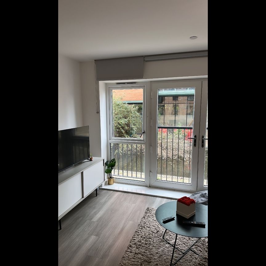 Room in a Shared Flat, Marina Place, B16 - Photo 1