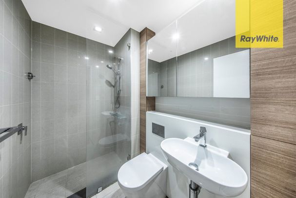 Luxurious living at its finest! - One bedroom luxury apartment perched on level 16 - Photo 1