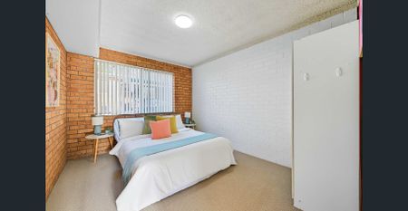 Charming Two Bedroom Brick Unit In A Central Location - Photo 4