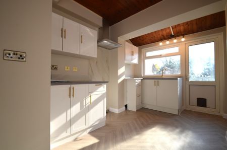 4 bedroom Semi-detached house to rent - Photo 3