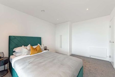 Modern 2-Bedroom, 2-Bathroom With En-suite Apartment in Wembley Central – - Photo 4